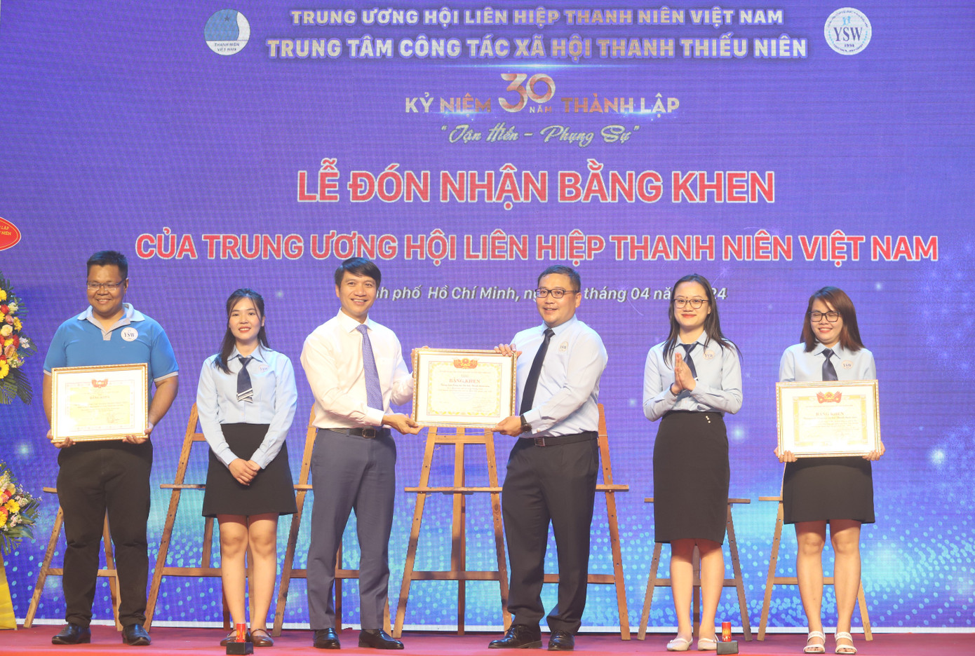 Anh Nguyễn Ngọc Lương trao Bằng khen của T.Ư Đoàn TNCS Hồ Chí Minh, T.Ư Hội LHTN Việt Nam để tôn vinh, ghi nhận những đóng góp hiệu quả của trung tâm suốt chặng đường 30 năm qua. Anh Nguyễn Ngọc Lương trao Bằng khen của T.Ư Đoàn TNCS Hồ Chí Minh, T.Ư Hội LHTN Việt Nam để tôn vinh, ghi nhận những đóng góp hiệu quả của trung tâm suốt chặng đường 30 năm qua.