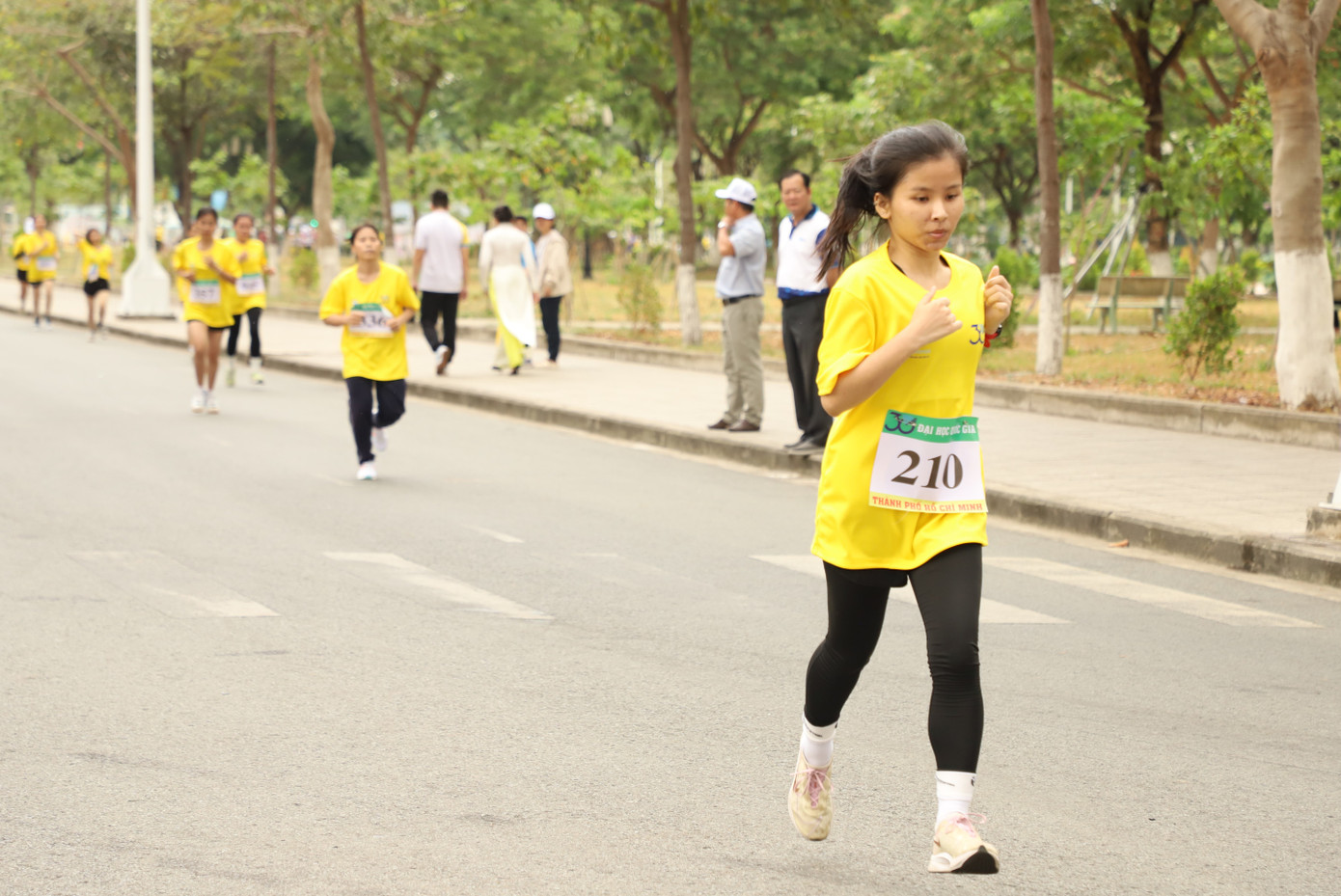 Các nữ sinh viên sải bước trên đường chạy Ký túc xá ĐHQG TPHCM.