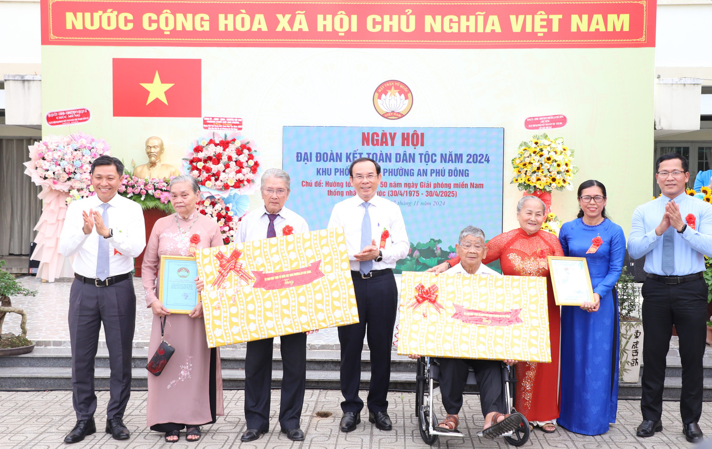 Bí thư Nguyễn Văn Nên và lãnh đạo quận 12 tặng quà cho các đảng viên tiêu biểu của địa phương.