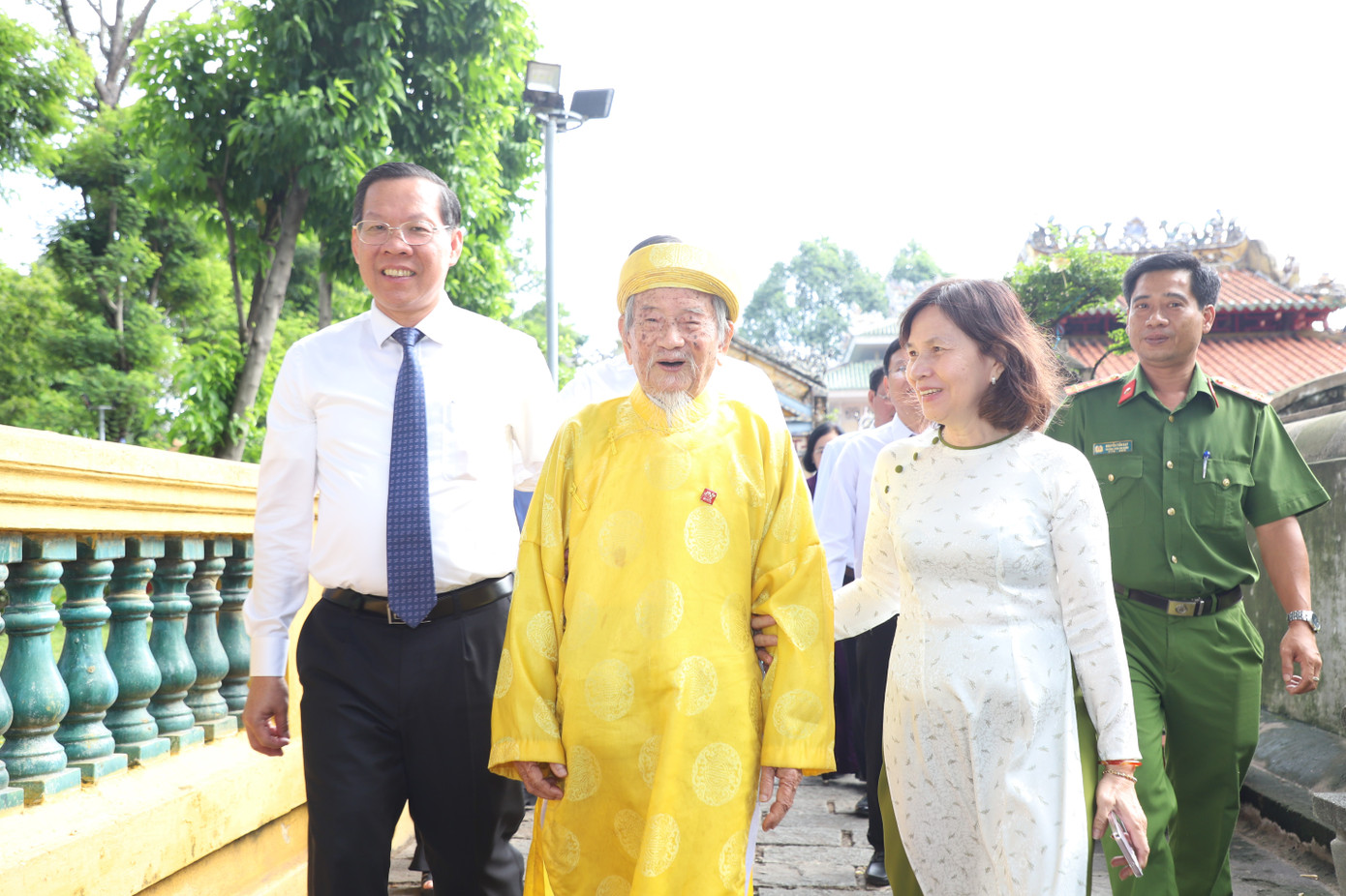 Chủ tịch UBND TPHCM Phan Văn Mãi cùng nhà nghiên cứu lịch sử 105 tuổi Nguyễn Đình Tư. Chủ tịch UBND TPHCM Phan Văn Mãi cùng nhà nghiên cứu lịch sử 105 tuổi Nguyễn Đình Tư.