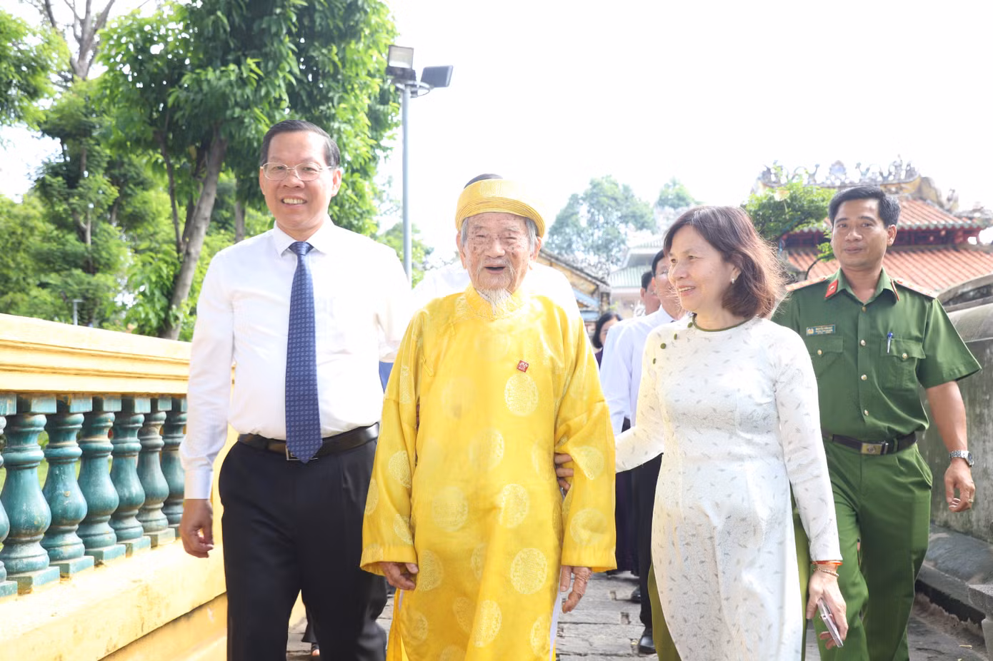 Chủ tịch UBND TPHCM Phan Văn Mãi cùng nhà nghiên cứu lịch sử 105 tuổi Nguyễn Đình Tư.