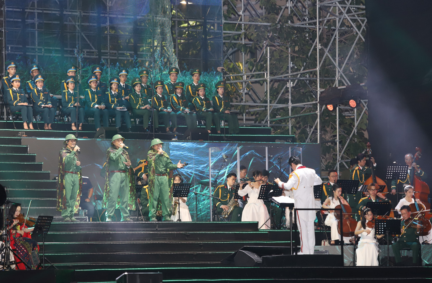 Cùng với đó là lời khẳng định những giá trị trường tồn và khát vọng đổi mới vươn lên sánh vai cùng các cường quốc năm châu của quân đội ta trong kỷ nguyên mới, kỷ nguyên vươn mình của dân tộc. Cùng với đó là lời khẳng định những giá trị trường tồn và khát vọng đổi mới vươn lên sánh vai cùng các cường quốc năm châu của quân đội ta trong kỷ nguyên mới, kỷ nguyên vươn mình của dân tộc.