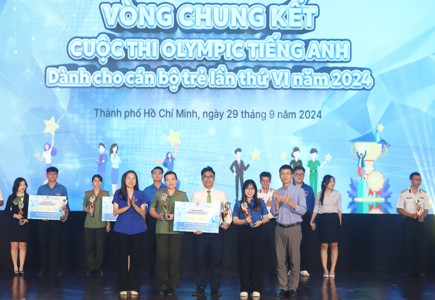 Đại diện Ban tổ chức cuộc thi Olympic tiếng Anh dành cho cán bộ trẻ lần thứ VI trao giải Nhì cho đội thi Unity.