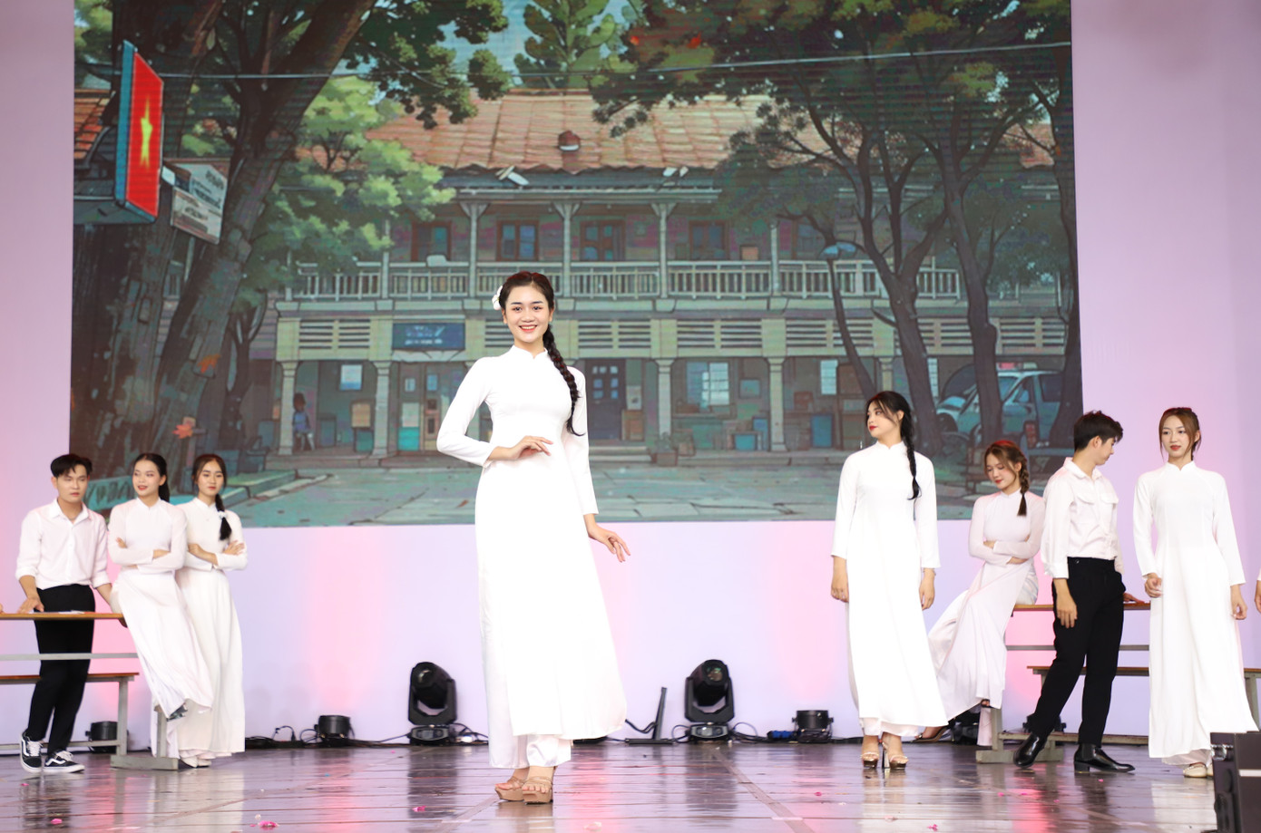 Hoạt động trình diễn áo dài học đường - nét văn hóa truyền thống của Việt Nam cũng xuất hiện trong lễ hội lần này.