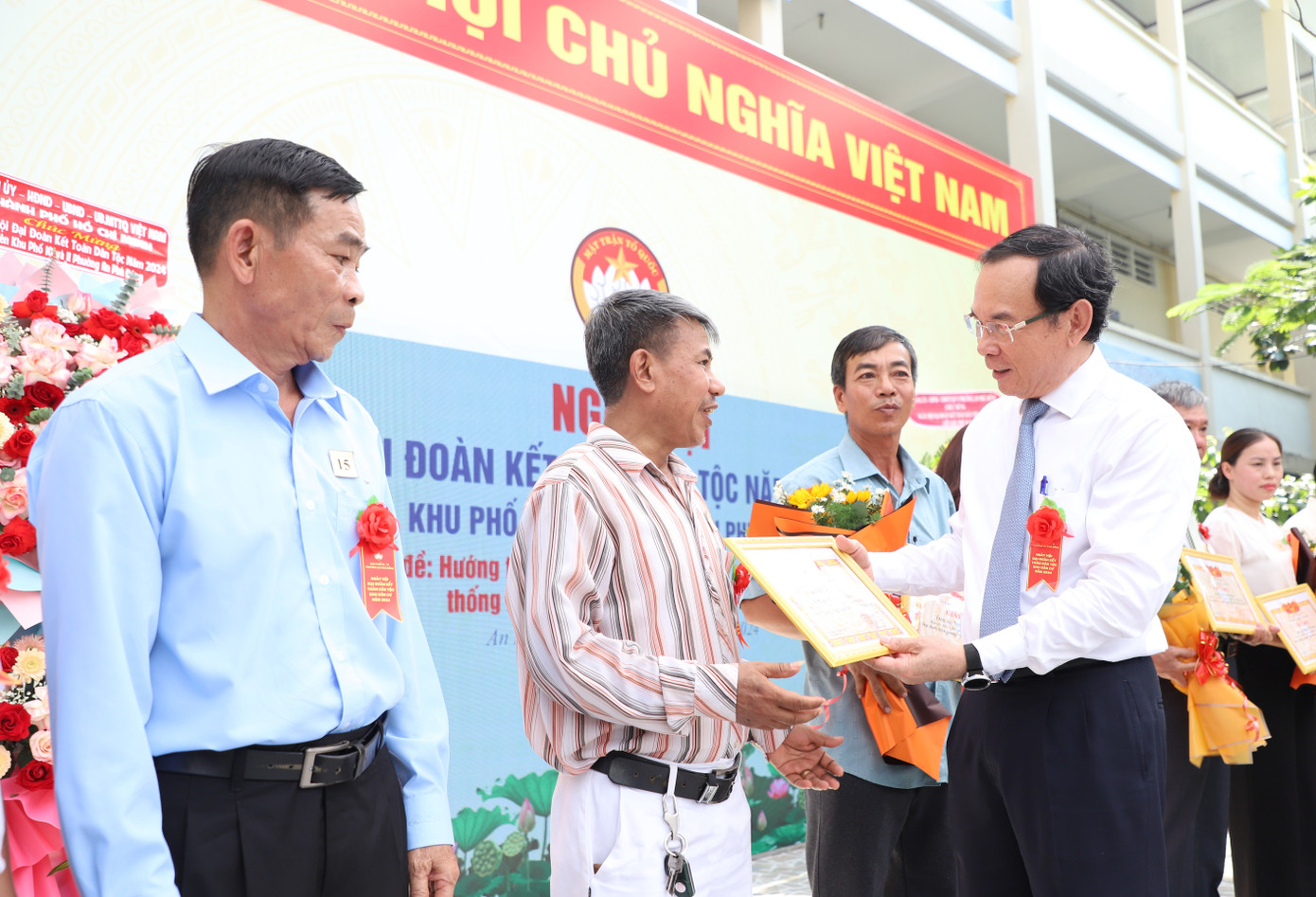 Thay mặt lãnh đạo TPHCM, ông Nguyễn Văn Nên tặng quà cho hai khu phố và gia đình văn hóa tiêu biểu ở khu dân cư.