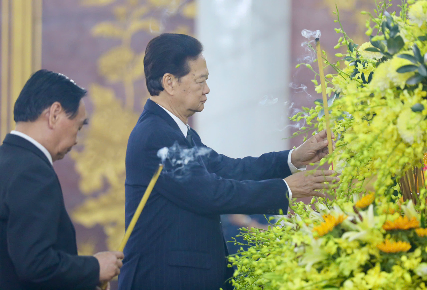 Nguyên Thủ tướng Nguyễn Tấn Dũng thắp hương tưởng niệm các liệt sĩ. Nguyên Thủ tướng Nguyễn Tấn Dũng thắp hương tưởng niệm các liệt sĩ.