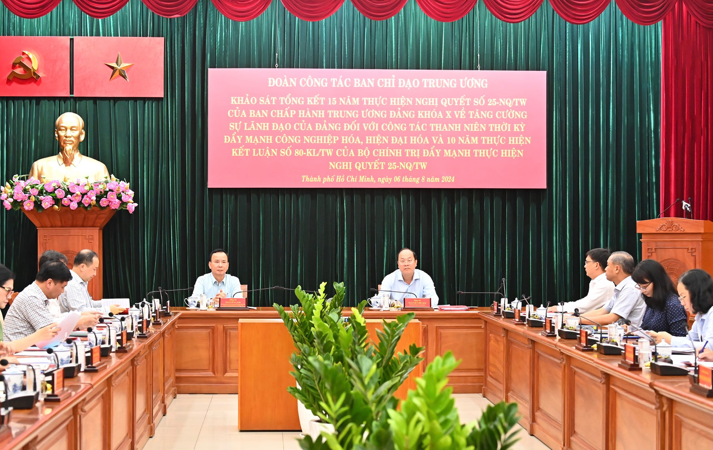 Phó trưởng ban Dân vận Trung ương Nguyễn Lam (bên trái) cùng Phó Bí thư Thường trực Thành ủy TPHCM Nguyễn Hồ Hải chủ trì hội nghị. Ảnh: Việt Dũng