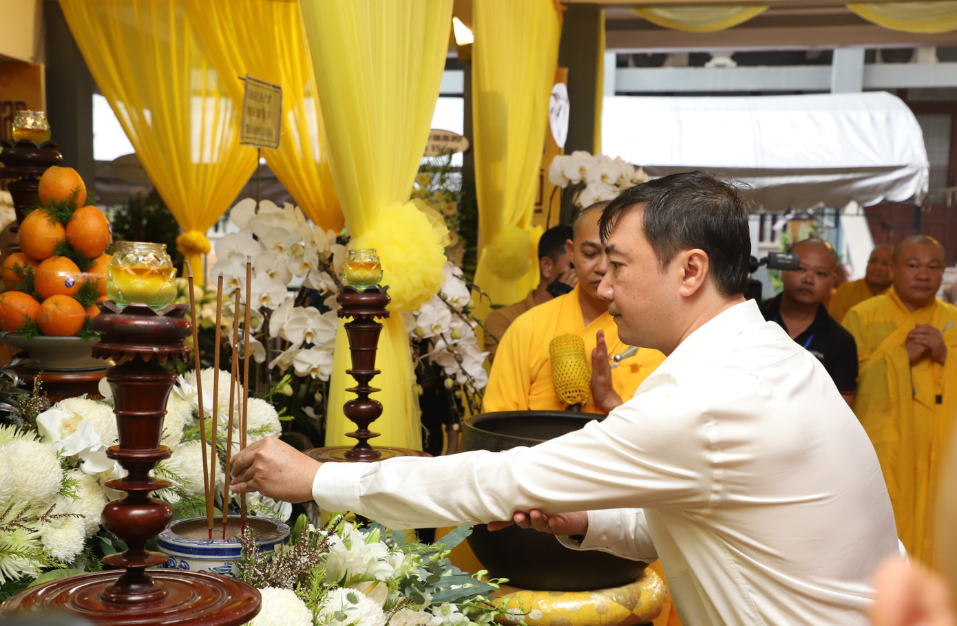 Ông Vũ Anh Tuấn dâng hương viếng Hòa thượng Thích Huệ Trí.