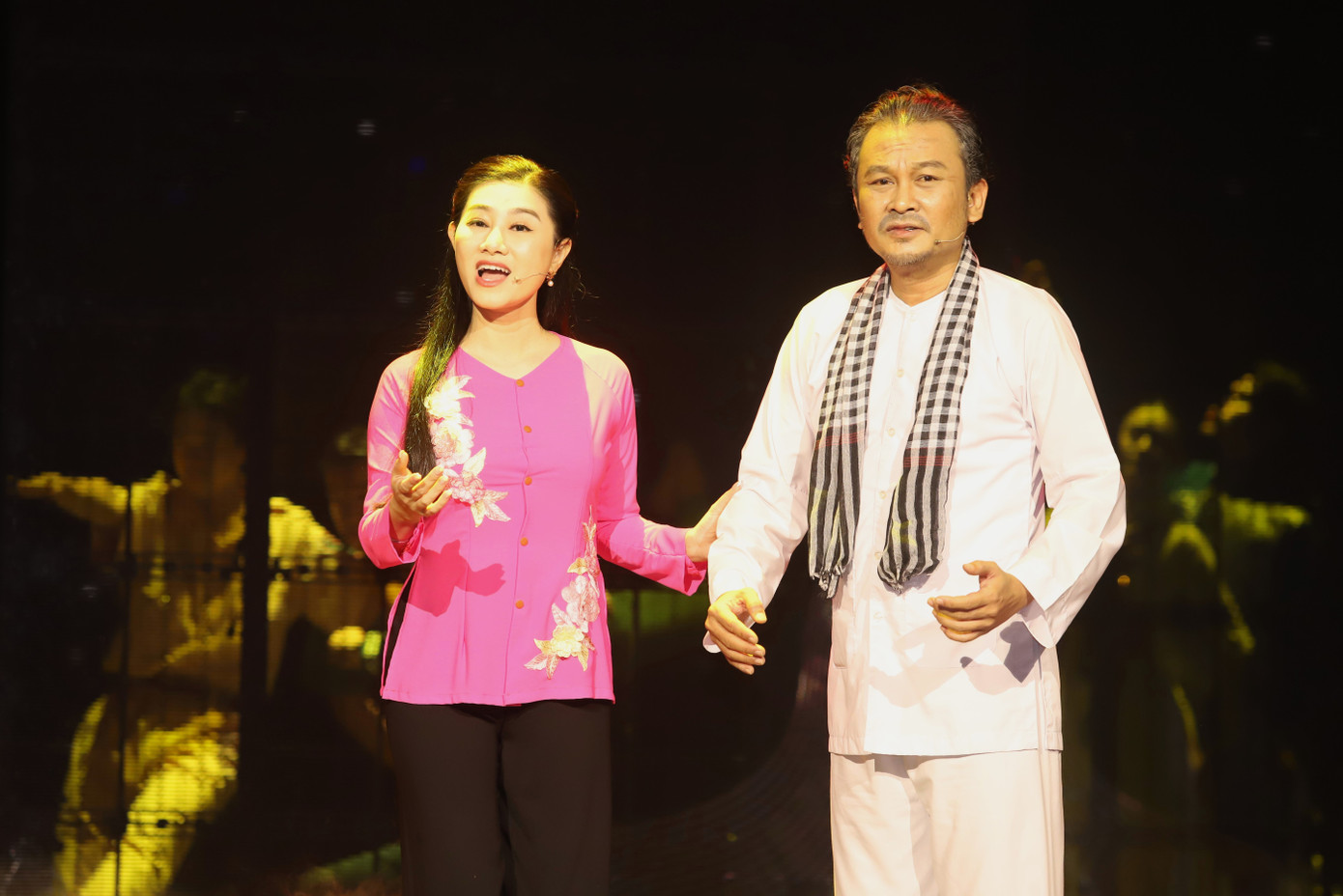 NSND Hữu Quốc và Quế Trân với ca cổ Ngàn năm sen vẫn nở. NSND Hữu Quốc và Quế Trân với ca cổ Ngàn năm sen vẫn nở.