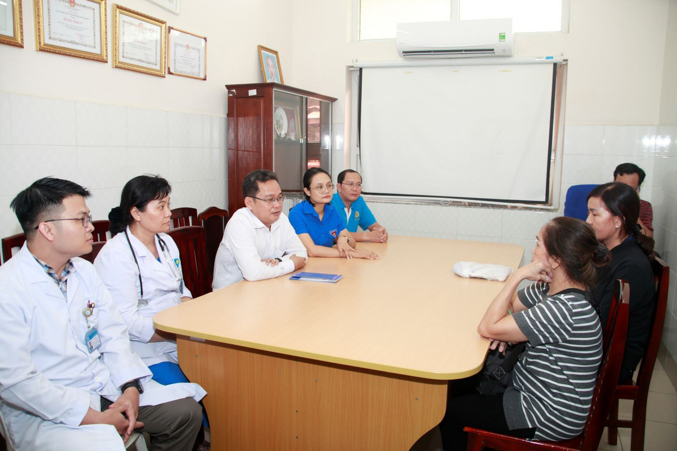 Đoàn công tác MTTQ, Liên đoàn Lao động, Thành Đoàn TPHCM thăm hỏi, động viên thân nhân các nạn nhân vụ hỏa hoạn. Ảnh: Vũ Hoàng. Đoàn công tác MTTQ, Liên đoàn Lao động, Thành Đoàn TPHCM thăm hỏi, động viên thân nhân các nạn nhân vụ hỏa hoạn. Ảnh: Vũ Hoàng.