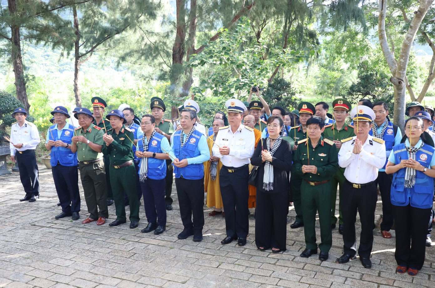 Đoàn đến dâng hương tưởng niệm cố Tổng Bí thư Lê Hồng Phong. Trước sự đày đọa khắc nghiệt, tinh vi và những trận đòn tra tấn, hành hạ của chế độ thực dân Pháp, đồng chí vẫn luôn kiên định, bản lĩnh lập trường và nêu cao khí tiết của người cộng sản. Dưới chế độ khắc nghiệt của nhà tù Côn Đảo, Tổng Bí thư Lê Hồng Phong hy sinh ngày 6/9/1942.