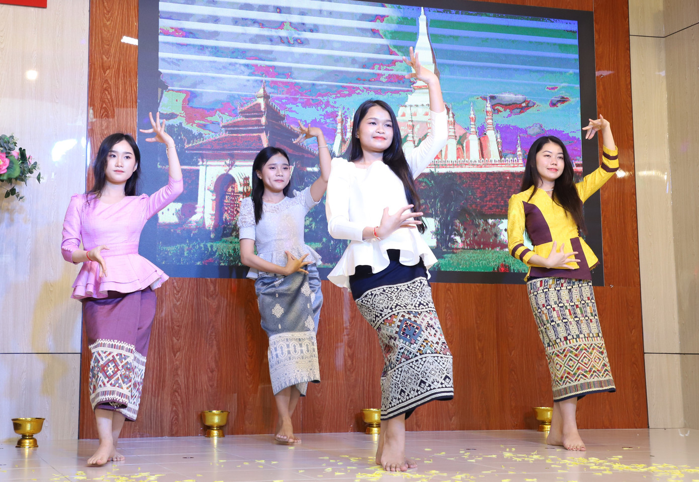 Ngày 13/4, Đảng ủy - UBND - Ủy ban Mặt trận Tổ quốc - Đoàn Thanh niên - Hội Liên hiệp phụ nữ phường 11 (quận Phú Nhuận, TPHCM) phối hợp Hội Hữu nghị Việt Nam – Lào TPHCM, Hội Hữu nghị Việt Nam – Campuchia TPHCM tổ chức Lễ hội Tết cổ truyền Bunpimay và Chôl Chnăm Thmây 2024 nhằm giúp các bạn sinh viên Lào, Campuchia được hưởng trọn vẹn ngày Tết ấm áp của quê nhà ngay tại TPHCM.