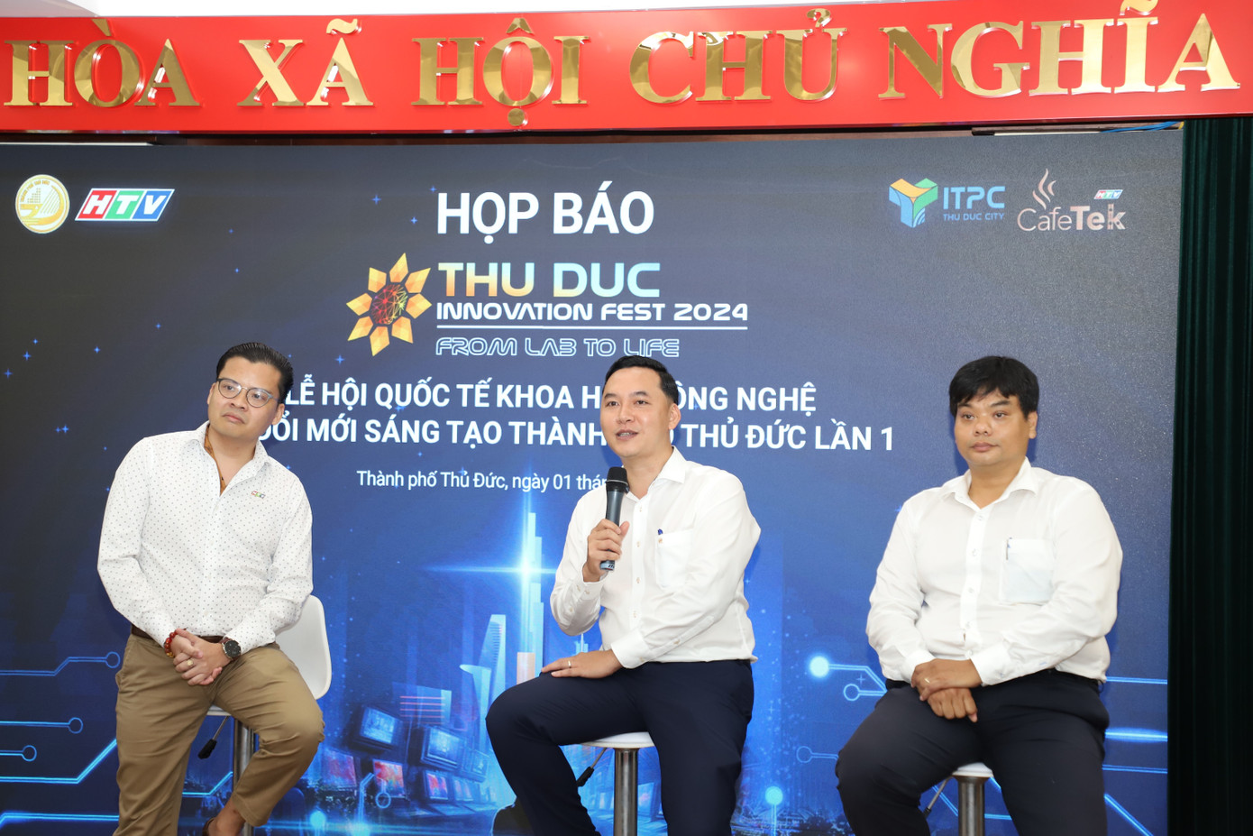 Phó chủ tịch UBND TP. Thủ Đức trao đổi tại họp báo giới thiệu lễ hội. Ảnh: Ngô Tùng