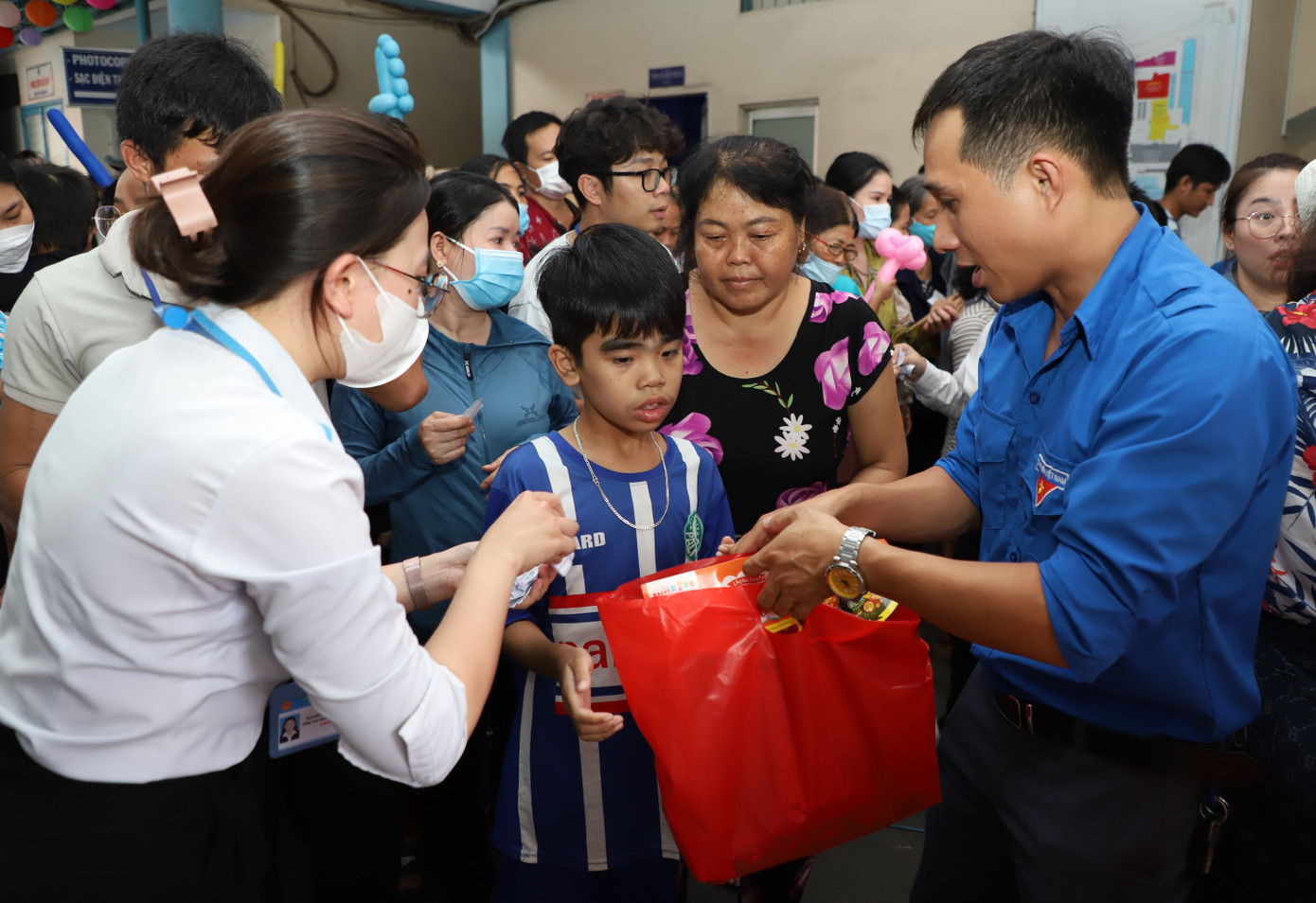 Anh Nguyễn Dũng - đại diện Đoàn Thanh niên báo Tiền Phong trao phần quà động viên các em thiếu nhi. Anh Nguyễn Dũng - đại diện Đoàn Thanh niên báo Tiền Phong trao phần quà động viên các em thiếu nhi.