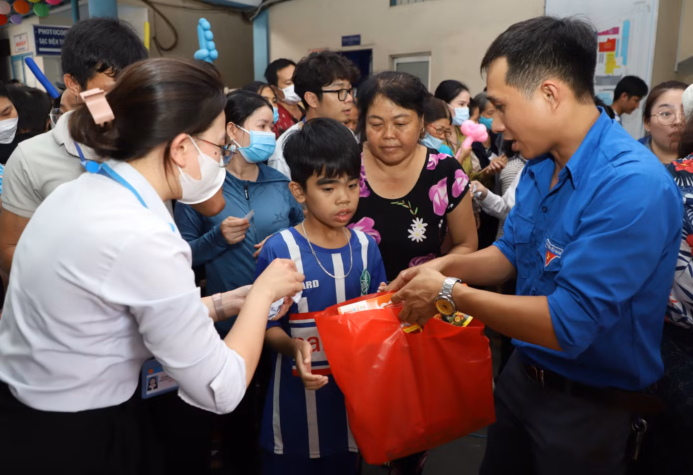 Anh Nguyễn Dũng - đại diện Đoàn Thanh niên báo Tiền Phong trao phần quà động viên các em thiếu nhi.