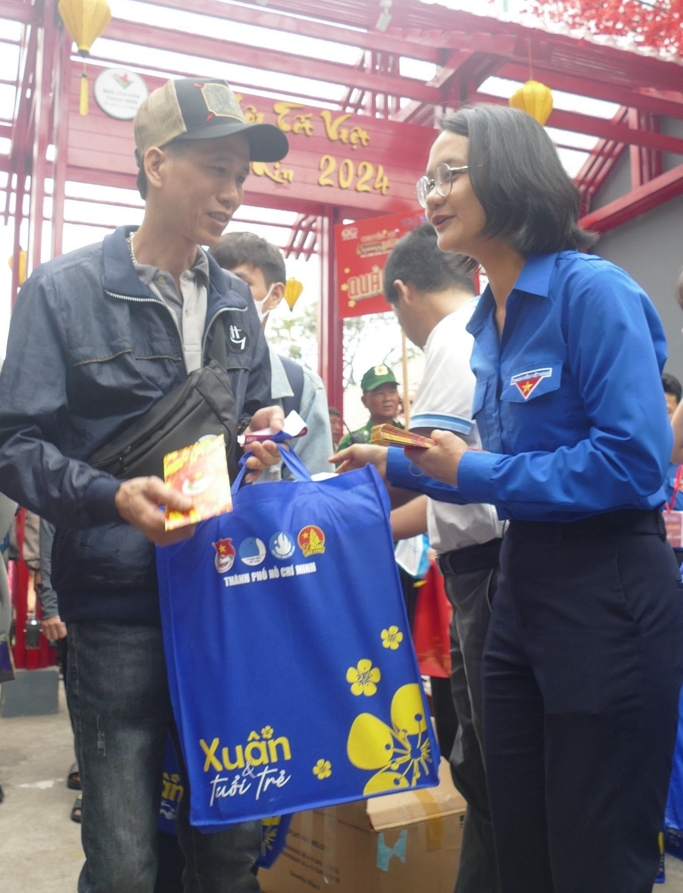 Chị Trần Thu Hà gửi phần quà và lì xì tết tặng người lao động. Ảnh: Bảo Anh