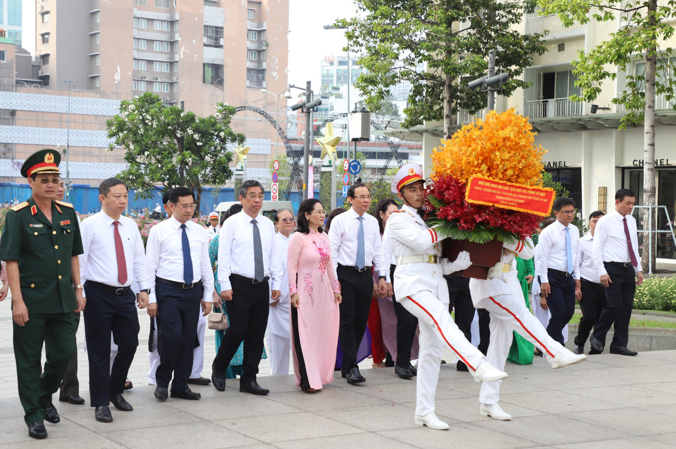 Sáng cùng ngày, đoàn đại biểu Thành ủy - HĐND - UBND - Ủy ban Mặt trận Tổ quốc Việt Nam TPHCM cũng đã đến dâng hoa tại tượng đài Chủ tịch Hồ Chí Minh trên phố Nguyễn Huệ.
