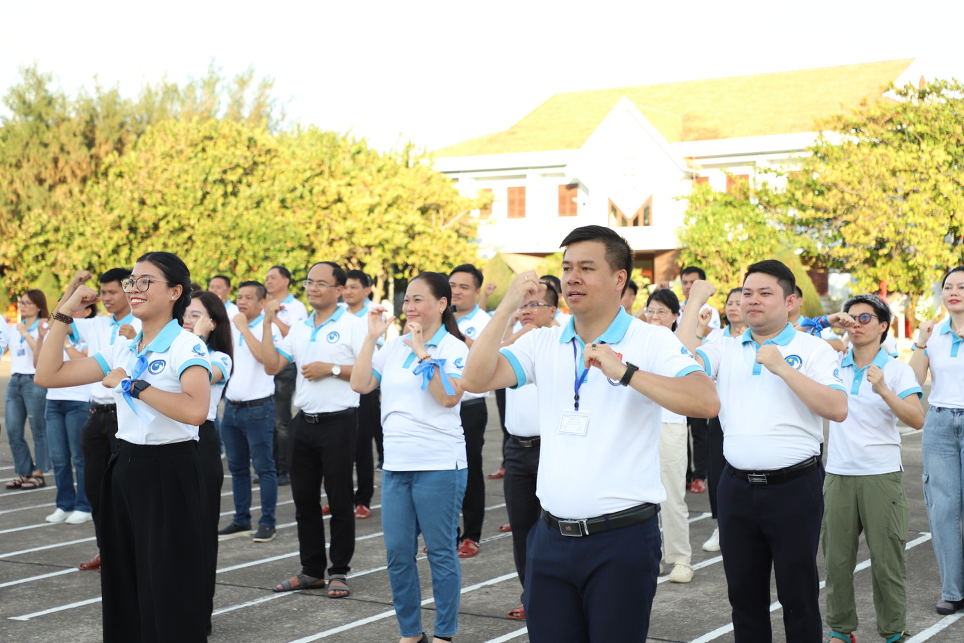 Tiếp đó, các đại biểu tham gia Hành trình “Tuổi trẻ vì biển, đảo quê hương” đã cùng thực hiện màn đồng diễn flashmob chủ đề “Tôi yêu Tổ quốc tôi”.