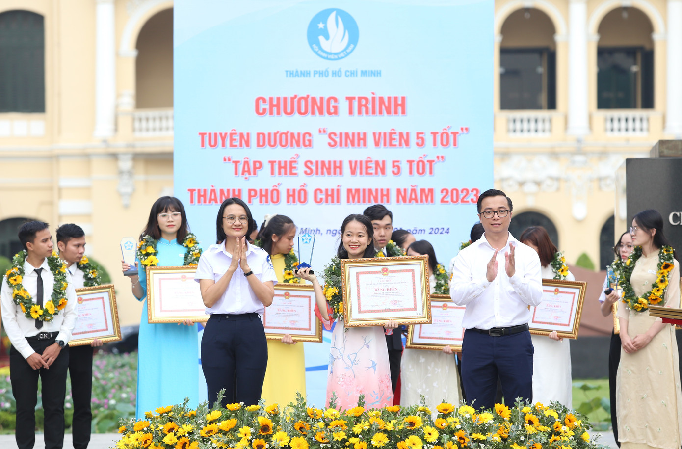 Anh Nguyễn Đức Nguyên - Phó ban Thanh niên trường học Trung ương Đoàn cùng chị Trần Thu Hà, Chủ tịch Hội SVVN TPHCM trao Bằng khen của UBND TPHCM cho các bạn sinh viên đạt danh hiệu Sinh viên 5 tốt nhiều năm liền. Ảnh: Ngô Tùng