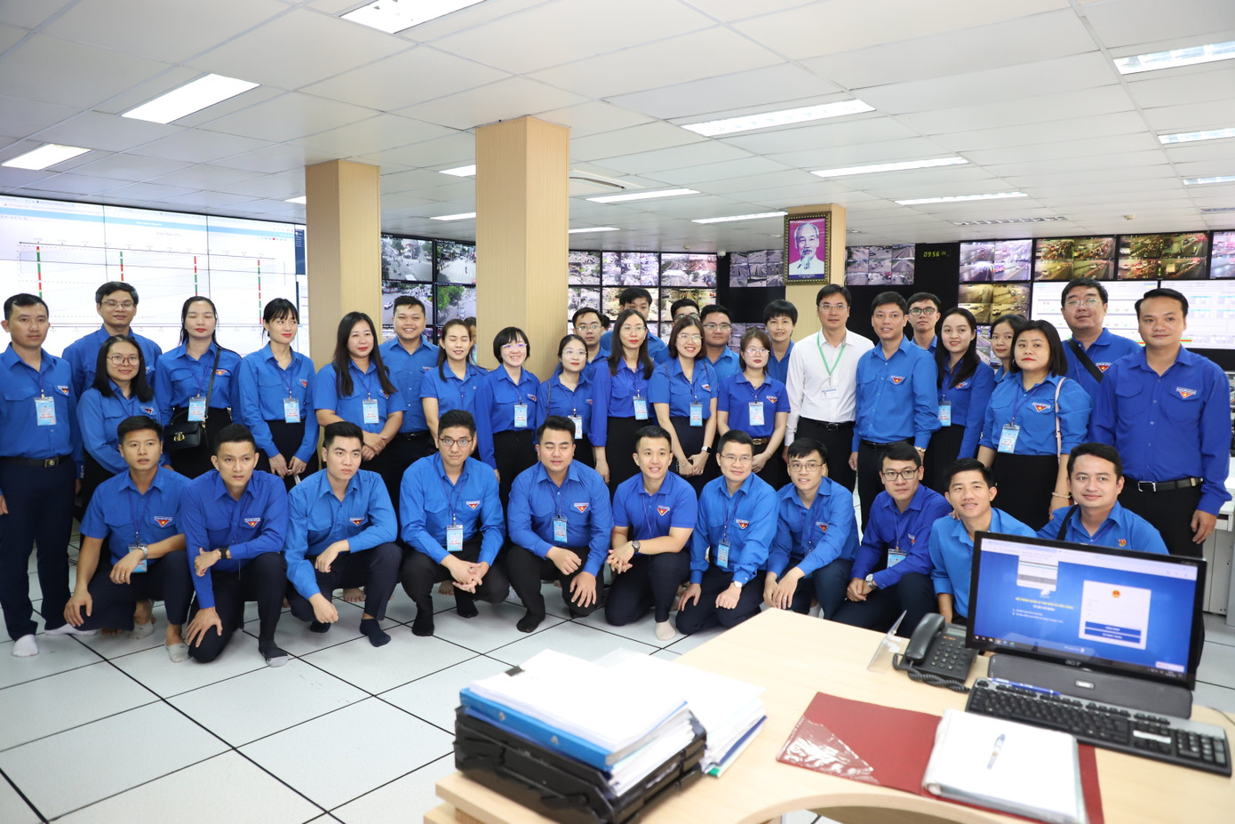Đoàn đại biểu thanh niên chụp ảnh lưu niệm tại trung tâm vận hành.