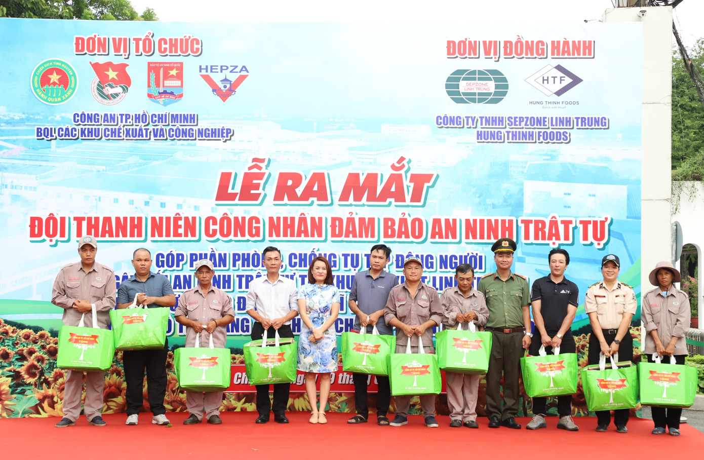 Dịp này, Ban tổ chức gửi tặng các phần quà đến các nhân viên, người lao động làm việc tại Khu chế xuất Linh Trung 1.