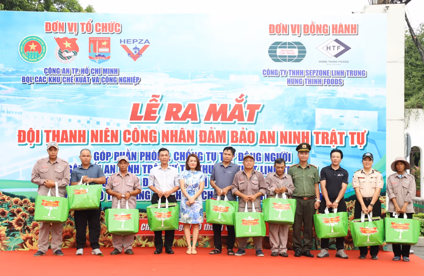 Dịp này, Ban tổ chức gửi tặng các phần quà đến các nhân viên, người lao động làm việc tại Khu chế xuất Linh Trung 1.