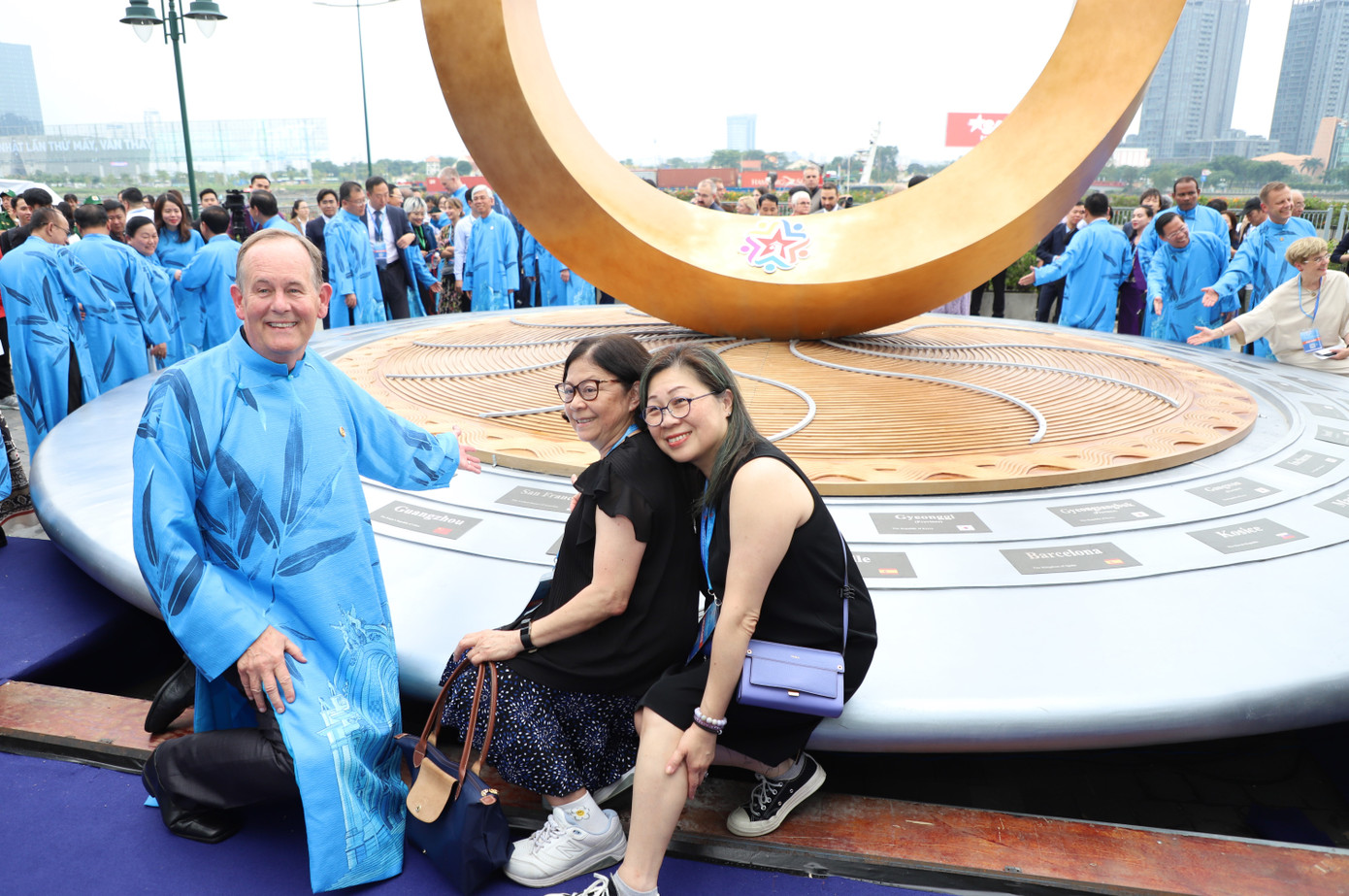 Đại biểu quốc tế cùng lưu lại kỷ niệm với biểu tượng hữu nghị vừa ra mắt. Đại biểu quốc tế cùng lưu lại kỷ niệm với biểu tượng hữu nghị vừa ra mắt.