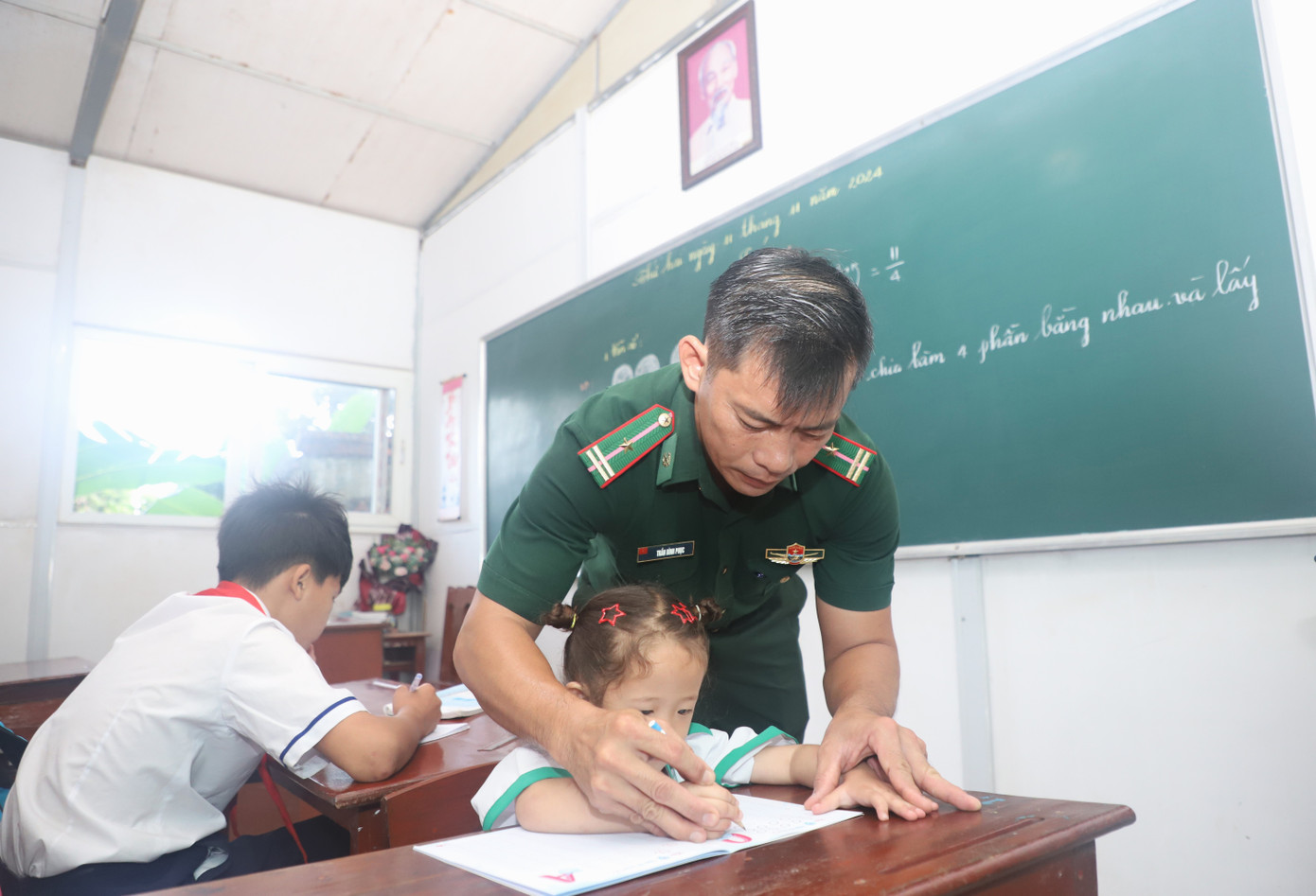 Thầy giáo quân hàm xanh Trần Bình Phục miệt mài "gieo chữ" cho các thế hệ học sinh đảo Hòn Chuối. Ảnh: Ngô Tùng Thầy giáo quân hàm xanh Trần Bình Phục miệt mài "gieo chữ" cho các thế hệ học sinh đảo Hòn Chuối. Ảnh: Ngô Tùng