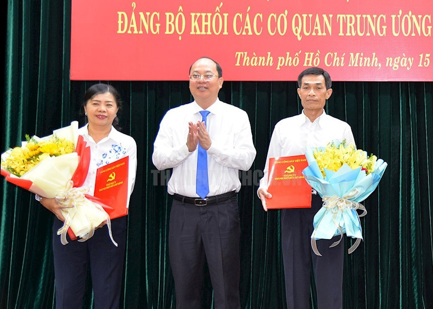 Ông Nguyễn Hồ Hải trao quyết định điều động cho bà Trần Thị Mộng Trinh và ông Đặng Ngọc Lợi. Ảnh: Thành ủy TPHCM Ông Nguyễn Hồ Hải trao quyết định điều động cho bà Trần Thị Mộng Trinh và ông Đặng Ngọc Lợi. Ảnh: Thành ủy TPHCM