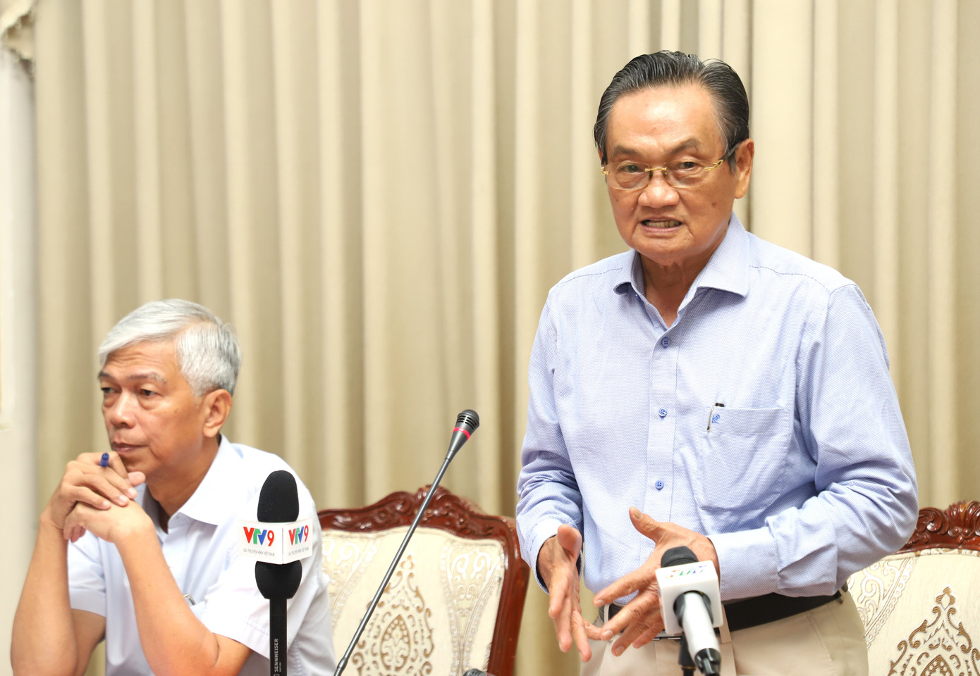 TS Trần Du Lịch trao đổi tại buổi họp. Ảnh: Ngô Tùng