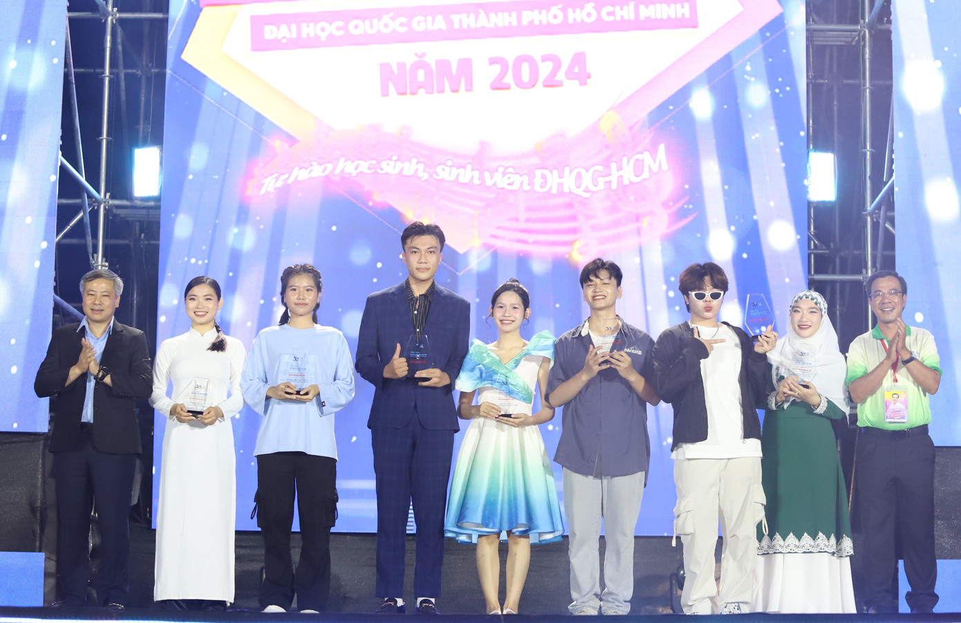 Ngoài ra, các đội thi nhận phần thưởng những tiết mục ấn tượng.