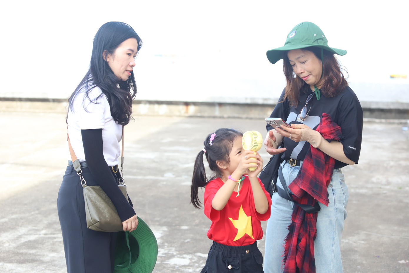 Khoảnh khắc phấn khởi của em nhỏ đất đảo khi nhận quà từ đại biểu.