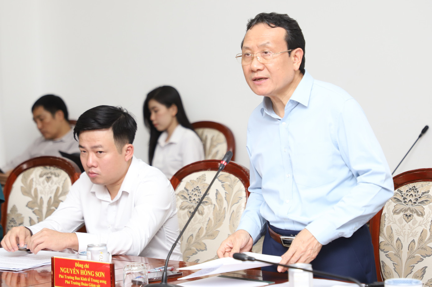 Phó trưởng Ban Kinh tế Trung ương Nguyễn Hồng Sơn trao đổi tại buổi làm việc. Phó trưởng Ban Kinh tế Trung ương Nguyễn Hồng Sơn trao đổi tại buổi làm việc.