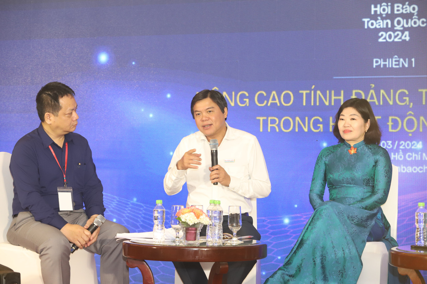 Các nhà báo giàu kinh nghiệm thảo luận bàn tròn một số kinh nghiệm, hoạt động nghiệp vụ báo chí hiện nay. Các nhà báo giàu kinh nghiệm thảo luận bàn tròn một số kinh nghiệm, hoạt động nghiệp vụ báo chí hiện nay.