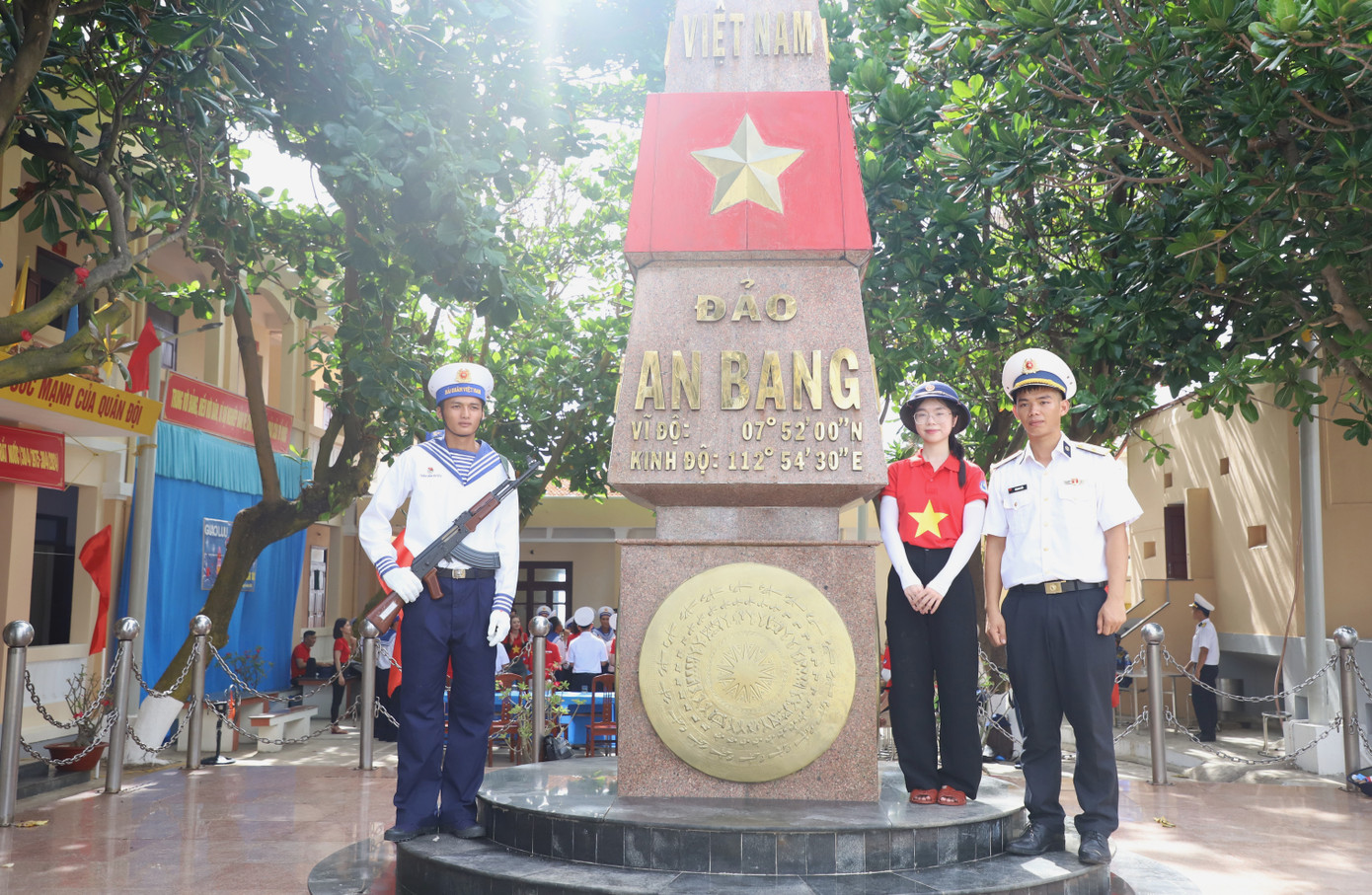 Nữ sinh Học viện Ngoại giao bên cột mốc chủ quyền nơi biển đảo Tổ quốc. Nữ sinh Học viện Ngoại giao bên cột mốc chủ quyền nơi biển đảo Tổ quốc.