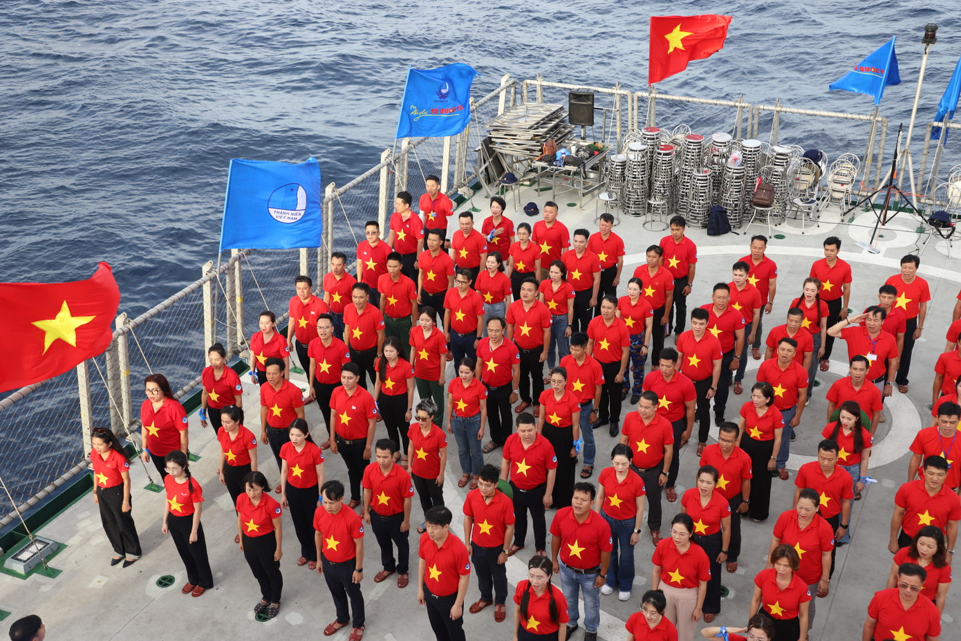 Trong Hành trình “Tuổi trẻ vì biển, đảo quê hương”, đoàn đã thực hiện buổi lễ chào cờ “Tôi yêu Tổ quốc tôi” ngay trên tàu đưa đoàn đến Trường Sa - tàu Kiểm ngư KN390.