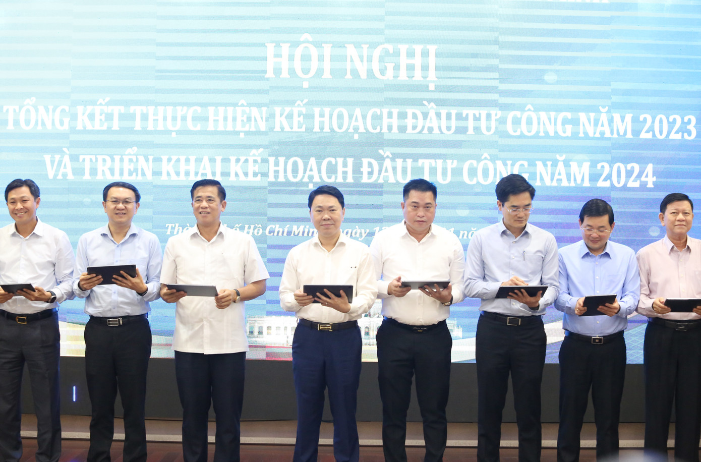 Đại diện các sở, ngành, đơn vị ký kết triển khai kế hoạch đầu tư công năm 2024. Ảnh: Ngô Tùng
