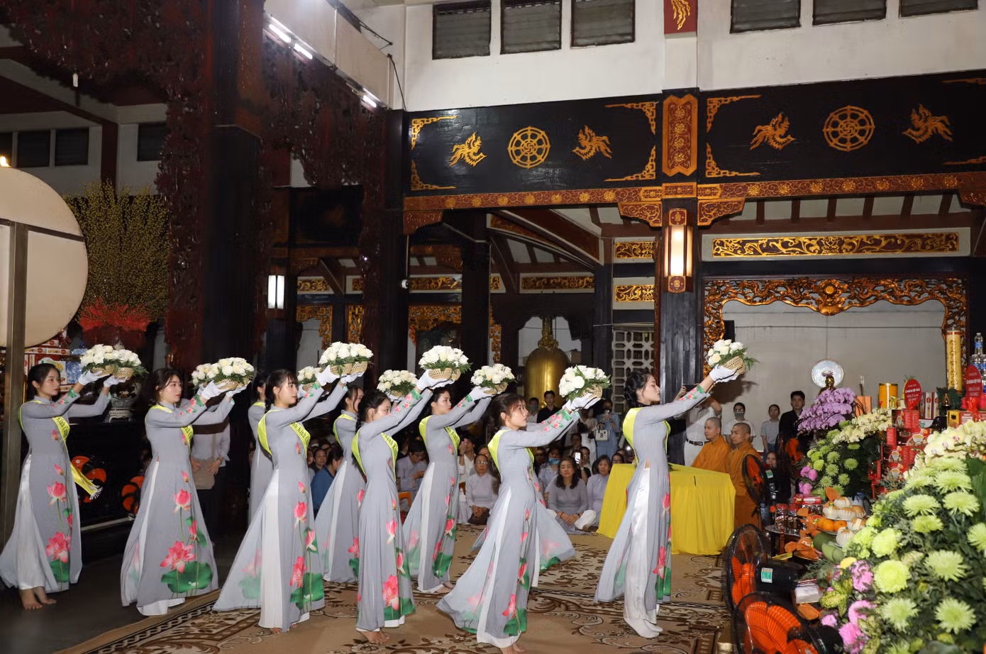Các bạn trẻ thực hiện nghi lễ dâng hoa lên Tam bảo.