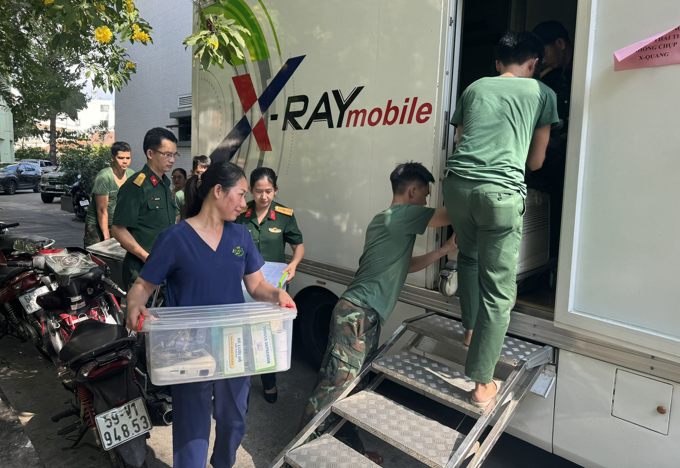 Nhân viên y tế Bệnh viện Quân y 175 chuẩn bị các trang thiết bị thiết yếu cho chuyến công tác tại Phú Yên. Ảnh: BV cung cấp. Nhân viên y tế Bệnh viện Quân y 175 chuẩn bị các trang thiết bị thiết yếu cho chuyến công tác tại Phú Yên. Ảnh: BV cung cấp.