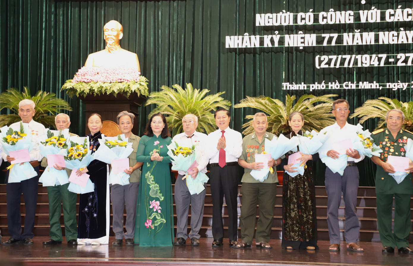 Thứ trưởng Bộ LĐ-TB&XH Lê Tấn Dũng và Chủ tịch HĐND TPHCM Nguyễn Thị Lệ trao quà tri ân đến những tấm gương đã cống hiến một thời thanh xuân tươi đẹp cho Tổ quốc. Thứ trưởng Bộ LĐ-TB&XH Lê Tấn Dũng và Chủ tịch HĐND TPHCM Nguyễn Thị Lệ trao quà tri ân đến những tấm gương đã cống hiến một thời thanh xuân tươi đẹp cho Tổ quốc.