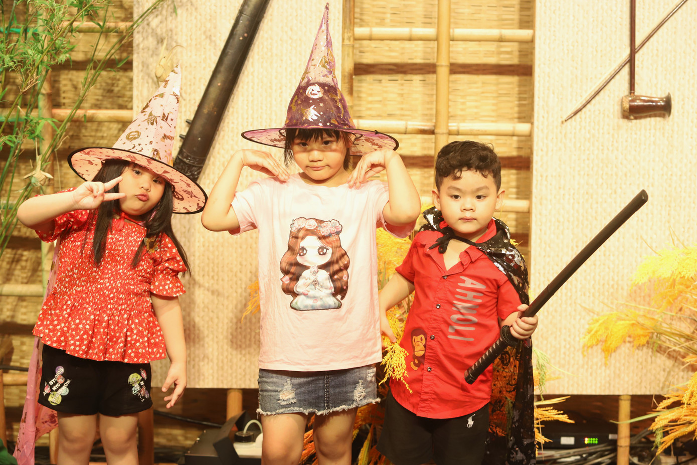 Các em nhỏ khác cũng kịp bắt trend mùa Halloween với những trang phục, phụ kiện hợp thời.