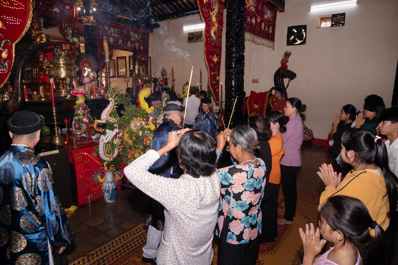 Người dân thành kính dâng hương tại không gian thờ cúng bên trong Lăng Đức Tả quân Lê Văn Duyệt.