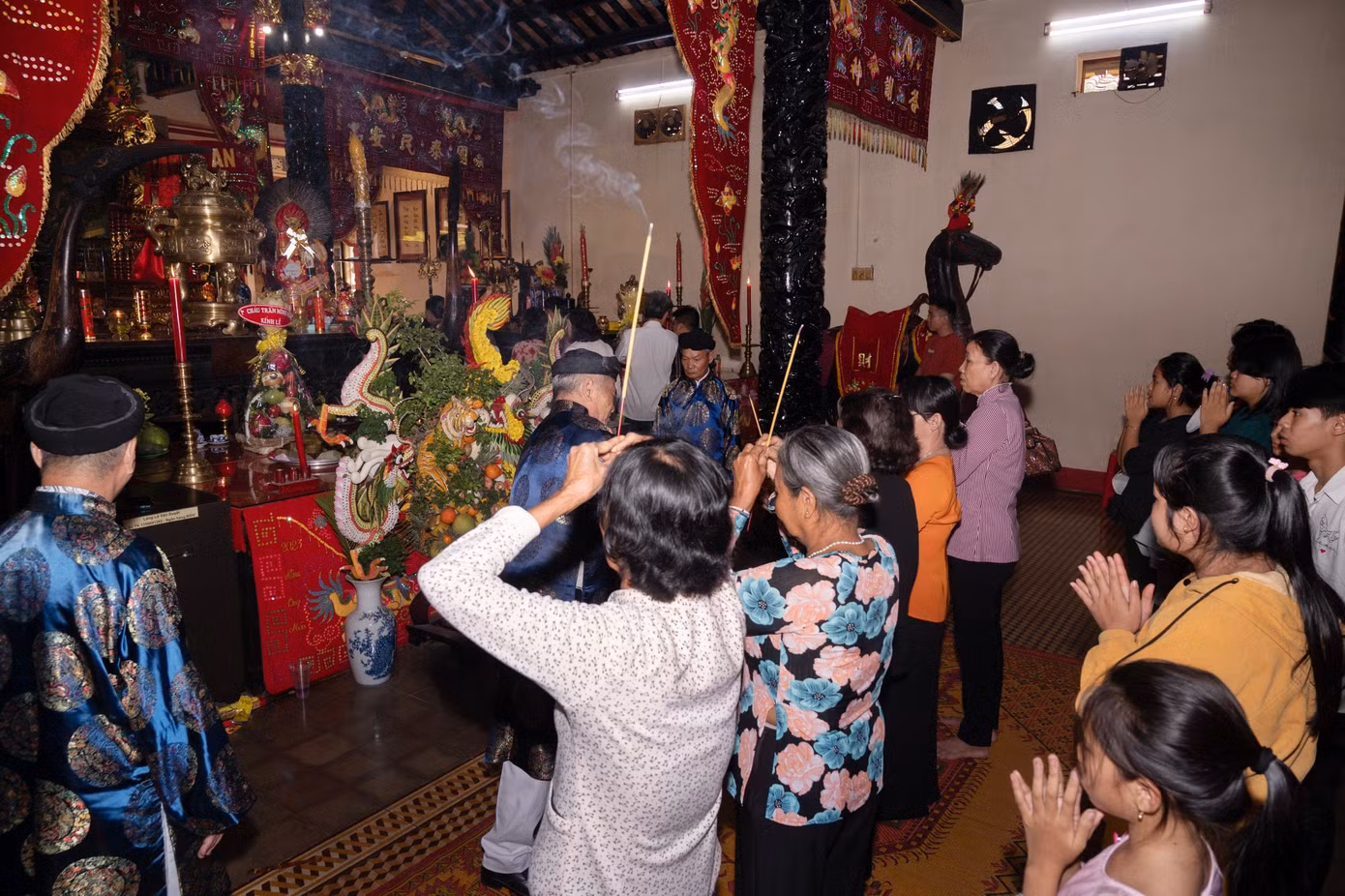 Người dân thành kính dâng hương tại không gian thờ cúng bên trong Lăng Đức Tả quân Lê Văn Duyệt.