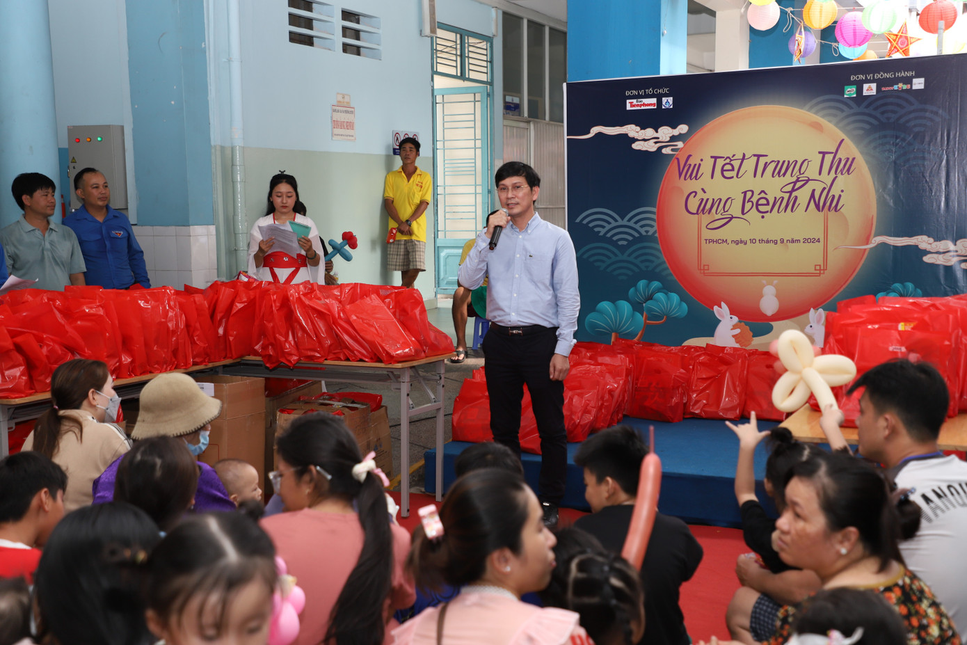 Nhà báo Trần Ngọc Lâm chúc mừng ngày Tết Trung thu đến các bạn nhỏ. Ảnh: Ngô Tùng Nhà báo Trần Ngọc Lâm chúc mừng ngày Tết Trung thu đến các bạn nhỏ. Ảnh: Ngô Tùng