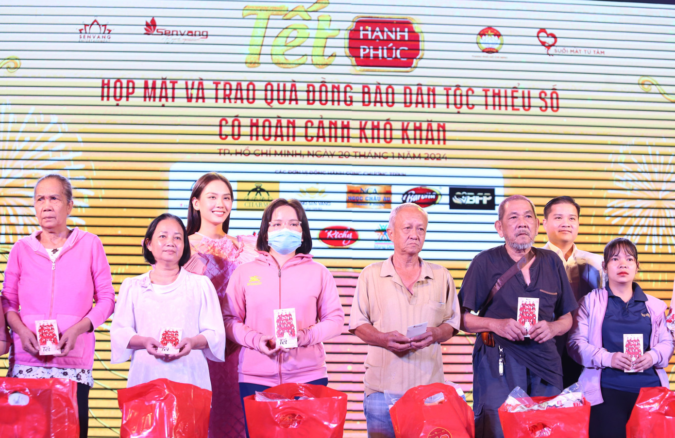 Tại buổi lễ, Ban tổ chức đã trao tặng 300 phần quà ấm tình dành tặng các hộ gia đình đồng bào dân tộc thiểu số có hoàn cảnh khó khăn. Tại buổi lễ, Ban tổ chức đã trao tặng 300 phần quà ấm tình dành tặng các hộ gia đình đồng bào dân tộc thiểu số có hoàn cảnh khó khăn.