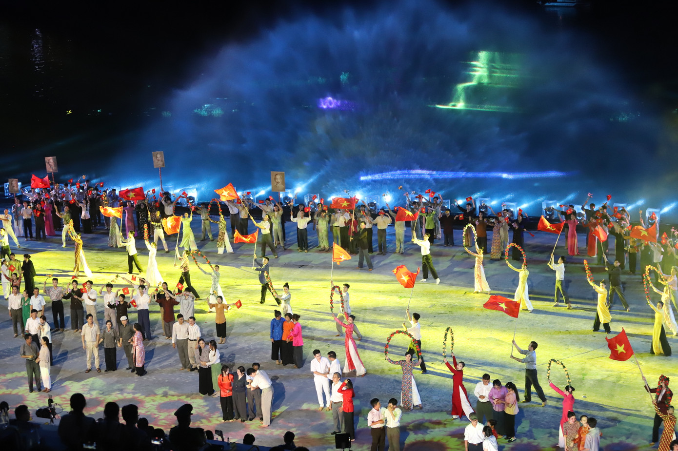 Chương trình nghệ thuật với sự tham gia của đông đảo nghệ sĩ, diễn viên đã tái hiện những câu chuyện lịch sử cũng là những chặng đường đấu tranh kiên cường, bi tráng của các thế hệ tiền bối cách mạng Việt Nam và hình ảnh từng bước phát triển đi lên của đô thị Sài Gòn - Gia Định - TPHCM.