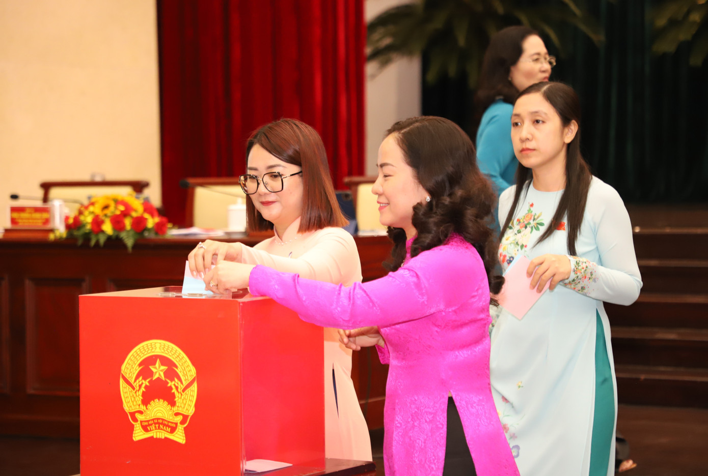 Đại biểu HĐND TPHCM bỏ phiếu kín bầu chức danh Phó Chủ tịch HĐND TPHCM đối với ông Huỳnh Thanh Nhân. Ảnh: Ngô Tùng Đại biểu HĐND TPHCM bỏ phiếu kín bầu chức danh Phó Chủ tịch HĐND TPHCM đối với ông Huỳnh Thanh Nhân. Ảnh: Ngô Tùng