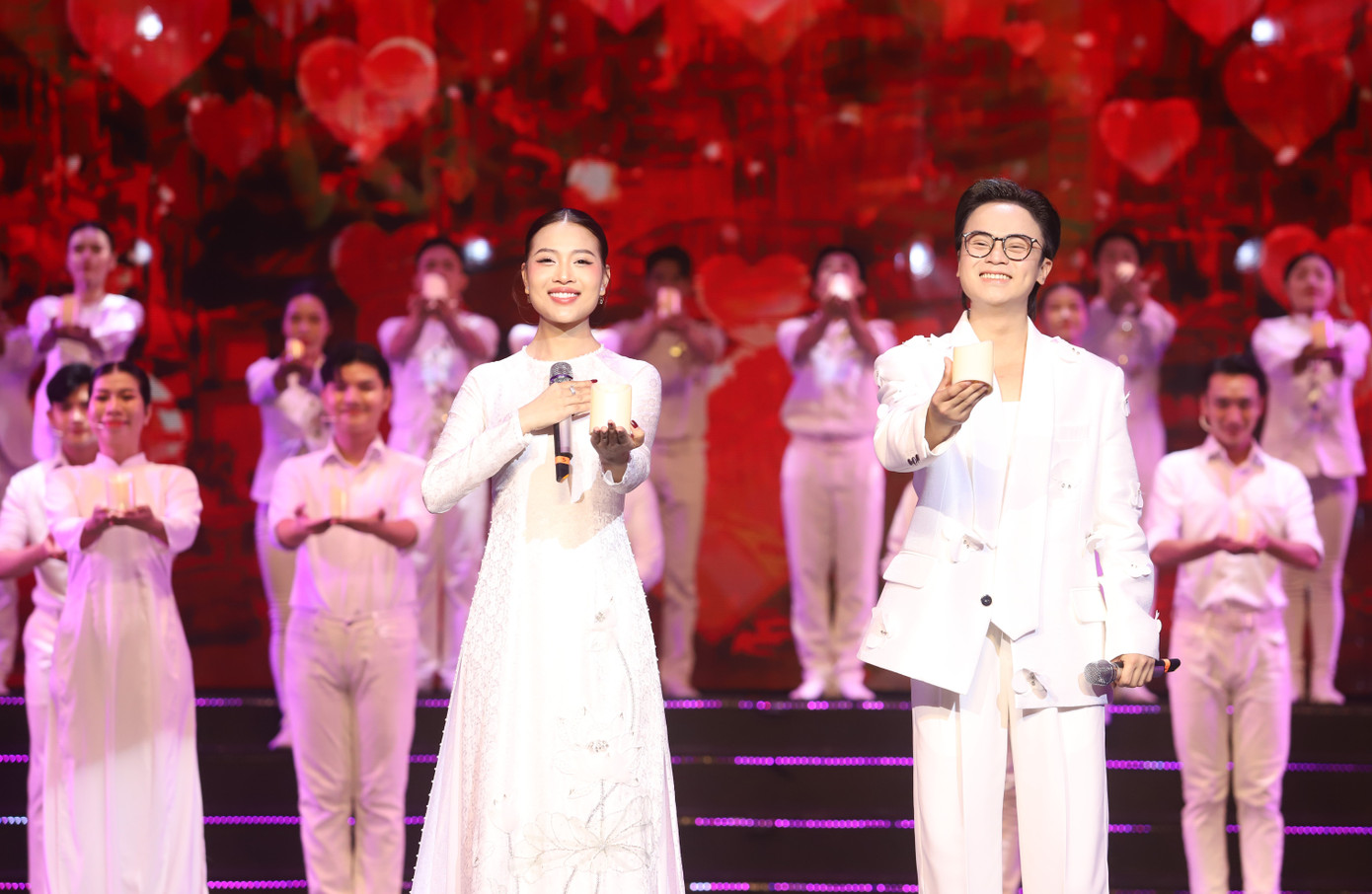 Đôi ca sĩ trẻ Hồ Tuấn Phúc, Đồng Diệu Ly góp giọng trong ca khúc Ngày mai lại tươi sáng. Đôi ca sĩ trẻ Hồ Tuấn Phúc, Đồng Diệu Ly góp giọng trong ca khúc Ngày mai lại tươi sáng.