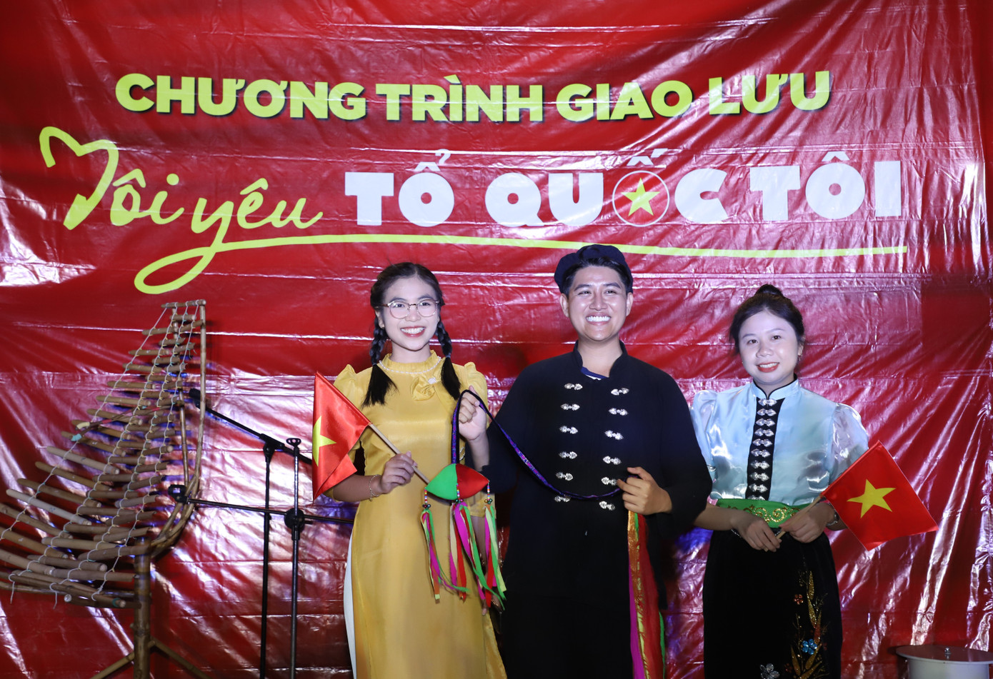 Nhóm bạn trẻ đến từ TPHCM hào hứng với sân chơi đậm bản sắc dân tộc. Nhóm bạn trẻ đến từ TPHCM hào hứng với sân chơi đậm bản sắc dân tộc.