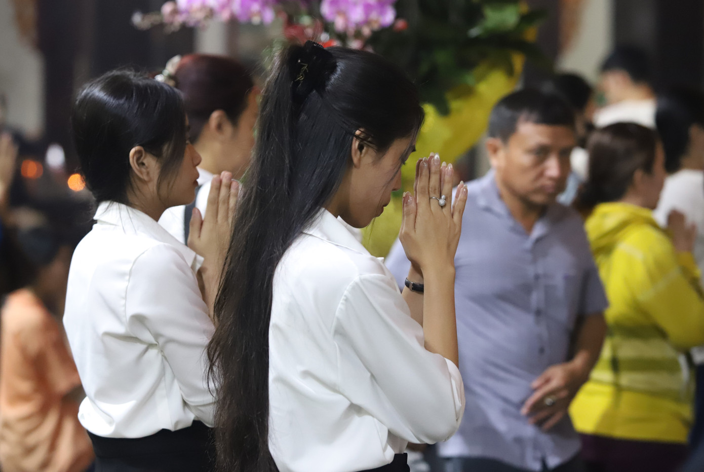 Cẩm Tú (sinh viên Trường Đại học Sài Gòn) cùng bạn thu xếp đến chùa lễ Phật và kính nhớ công ơn cha mẹ. Cẩm Tú (sinh viên Trường Đại học Sài Gòn) cùng bạn thu xếp đến chùa lễ Phật và kính nhớ công ơn cha mẹ.